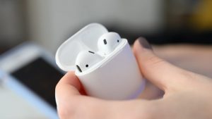 ve-sinh-airpods-hcm