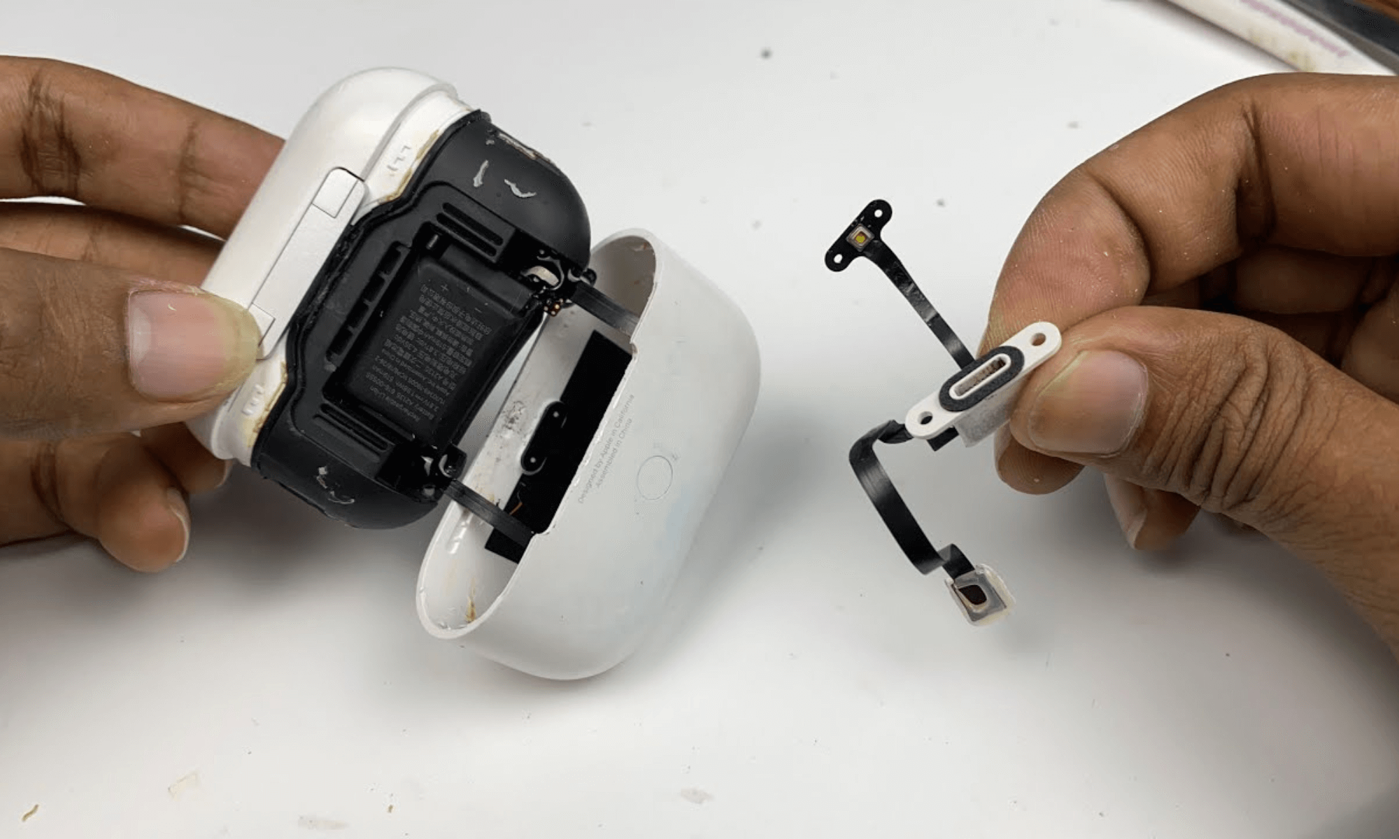 sua-cong-sac-Lightning-hop-sac-airpods-3png (1)