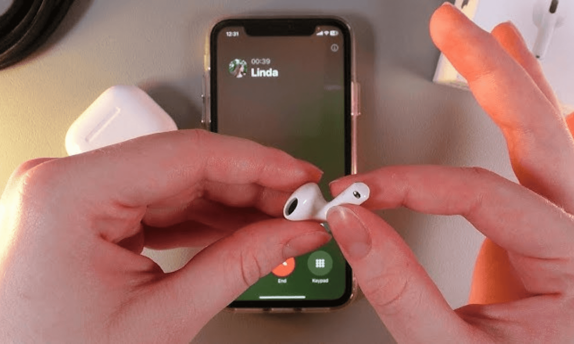 airpods-bi-re-khi-noi-chuyen (4)
