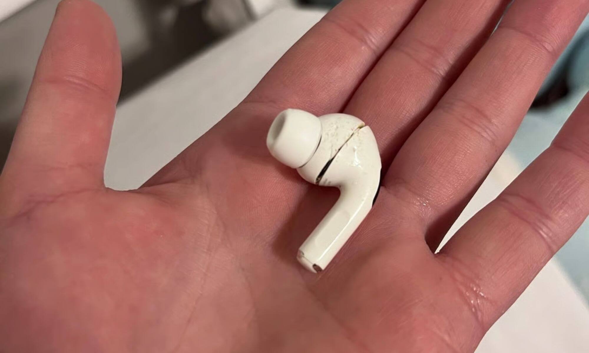 sua-tai-nghe-airpod-bi-be (1)