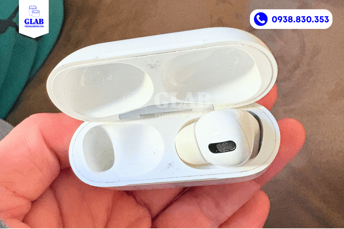 airpods-mat-mot-ben-va-con-hop-vesinhairpod.com