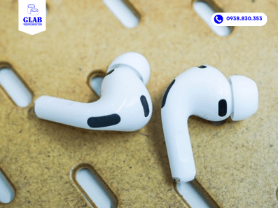 airpods-nghe-duoc-mot-luc-roi-ngat-vesinhiapod.com