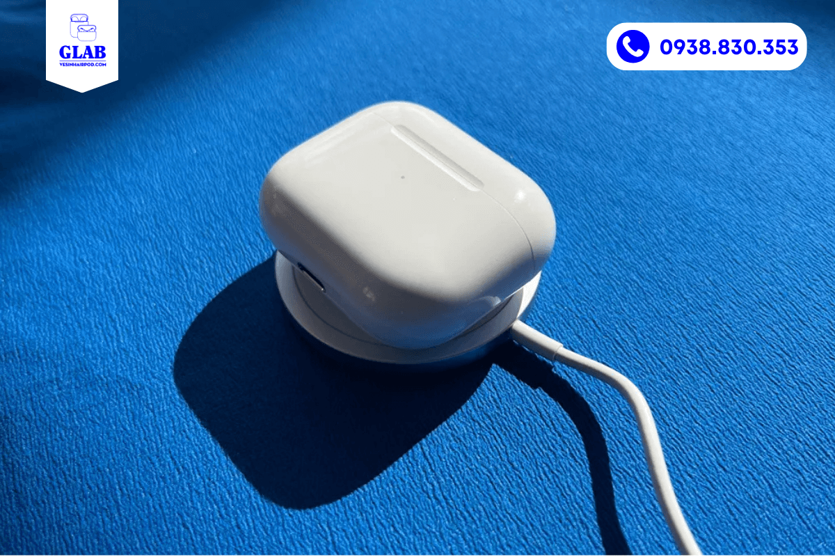 hop-sac-airpods-khong-sang-den-khi-cam-vesinhairpod.com-glab