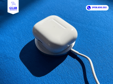 hop-sac-airpods-khong-sang-den-khi-cam-vesinhairpod.com-glab