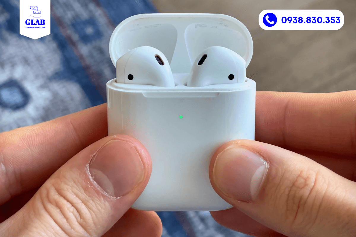 airpods-vua-sac-xong-da-bao-pin-yeu-vesinhairpod.com-glab