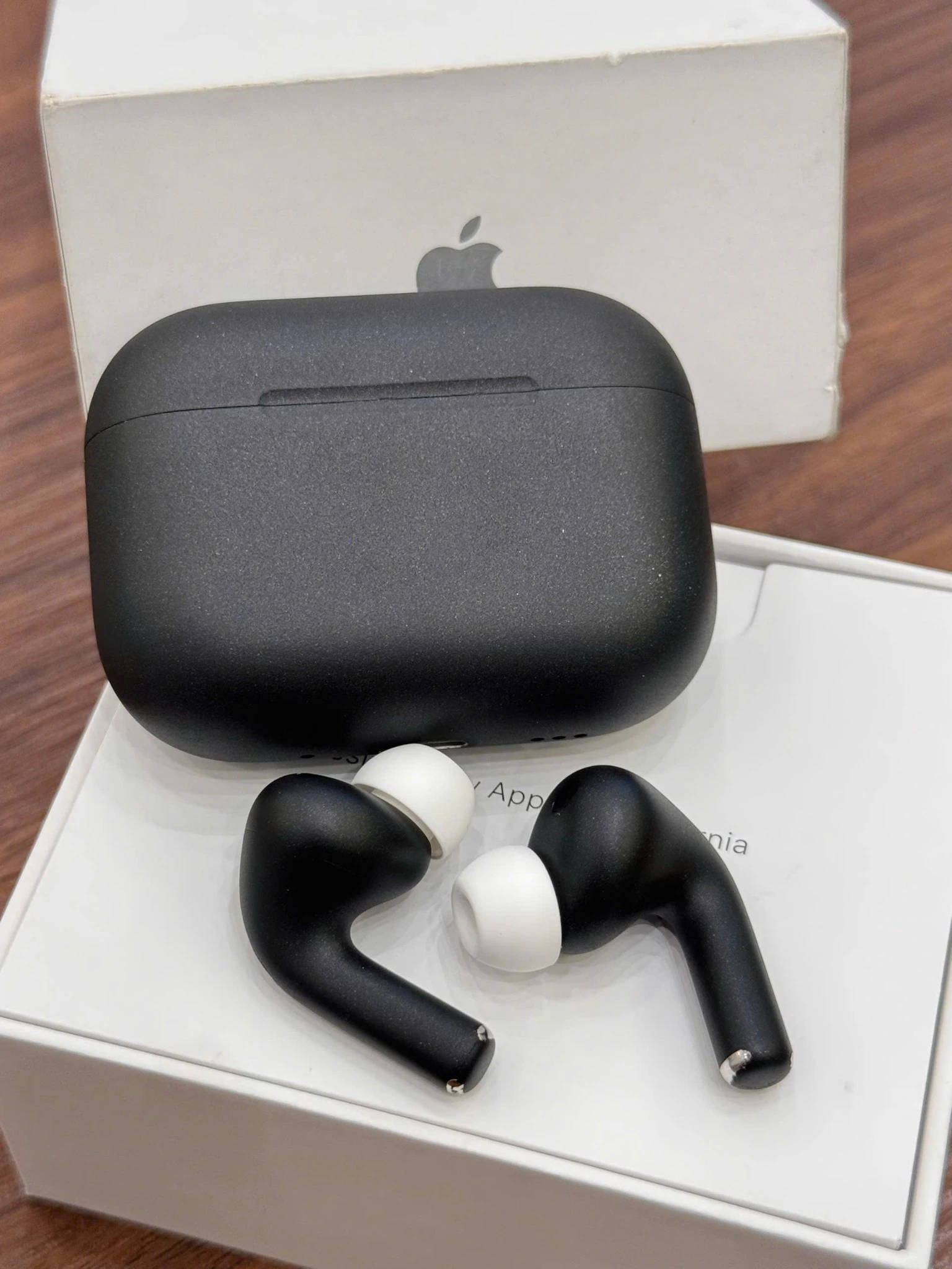 Bề mặt ngoài hộp AirPods Pro 3 custom đen nhám trong ảnh gốc