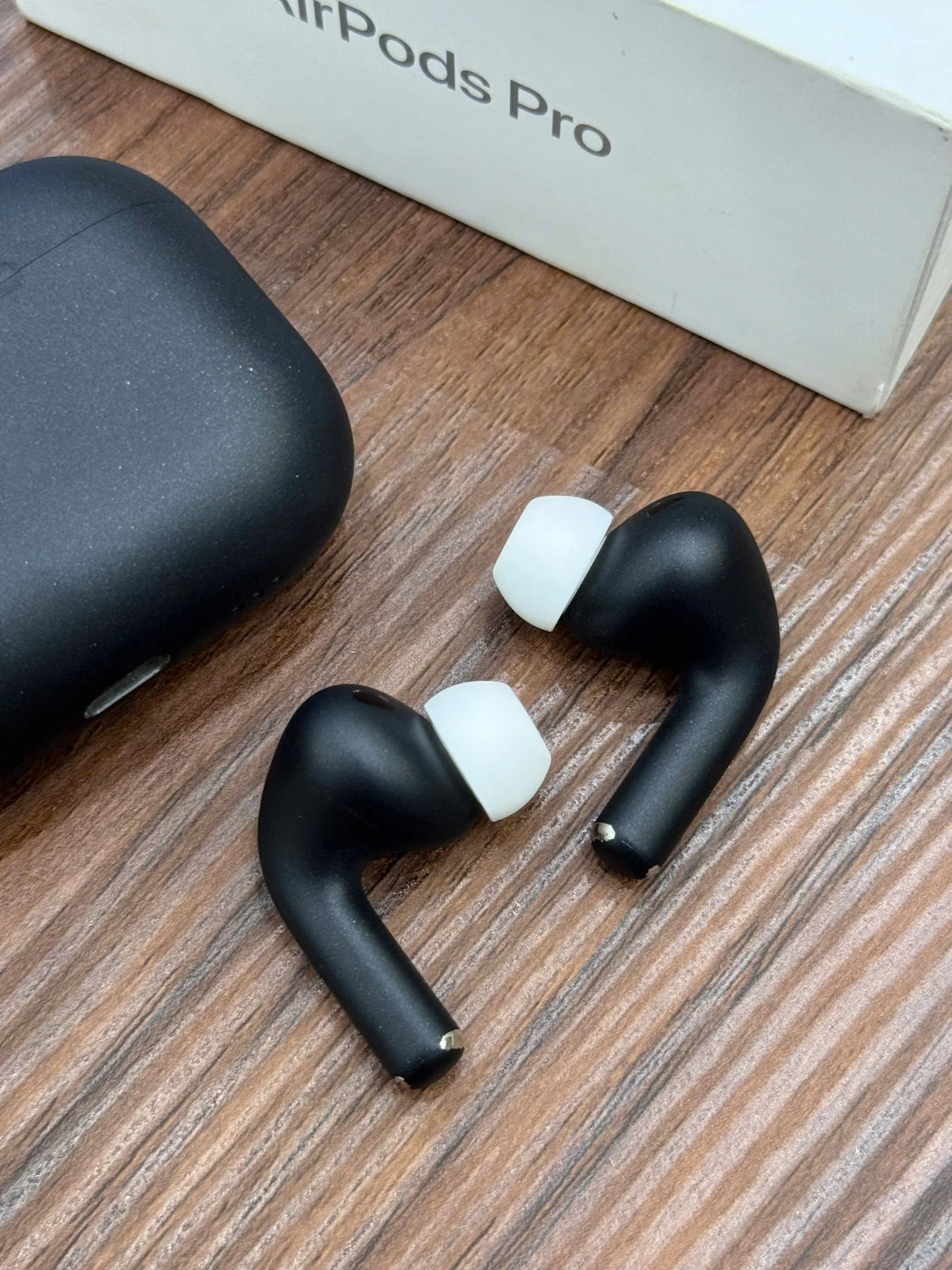 Hai tai AirPods Pro 3 custom đen nhám với nút tai trắng