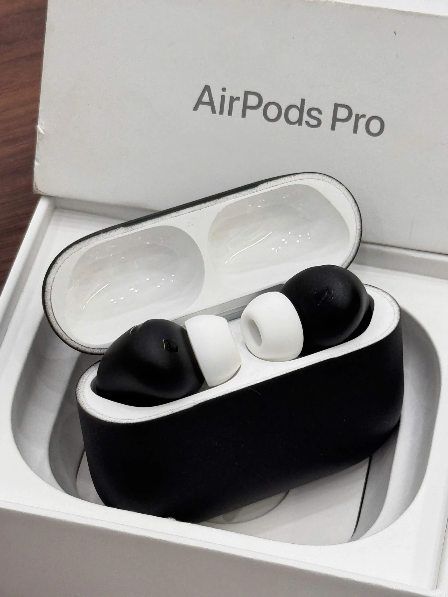 Hộp AirPods Pro 3 custom đen nhám mở nắp với hai tai bên trong