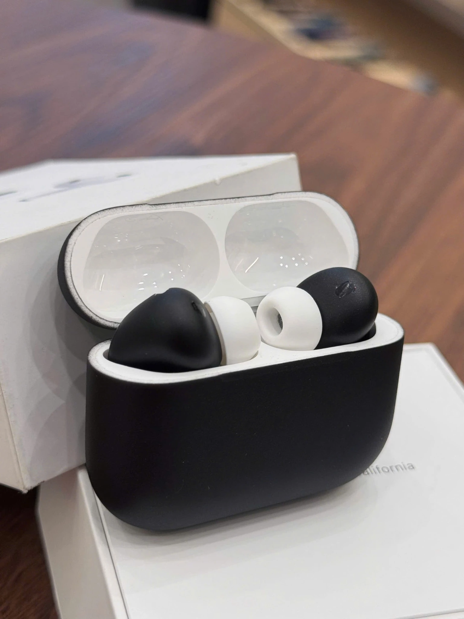 Hộp sạc và hai tai AirPods Pro 3 custom đen nhám mở nắp